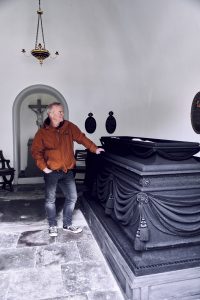 Peter von Scholten har et mausoleum på Assistens kirkegård