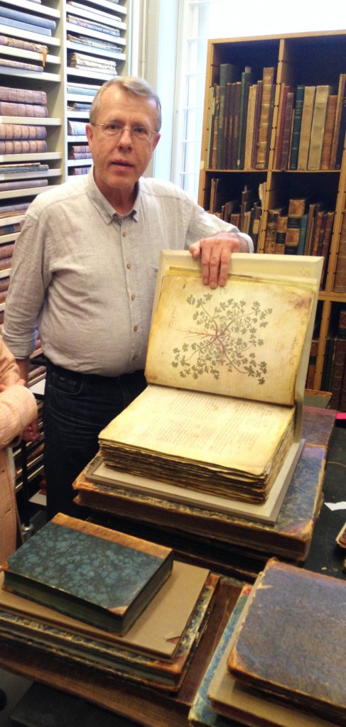 På besøg i Botanisk Centralbibliotek – et sandt skatkammer af smukke bøger. Forfatteren til ”Fortællingen om Flora Danica”, Henning Knudsen, viser en af de smukke tavler fra den originale Flora Danica frem. 
