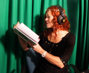 Joan Ørting indlæser lydbog i studiet.